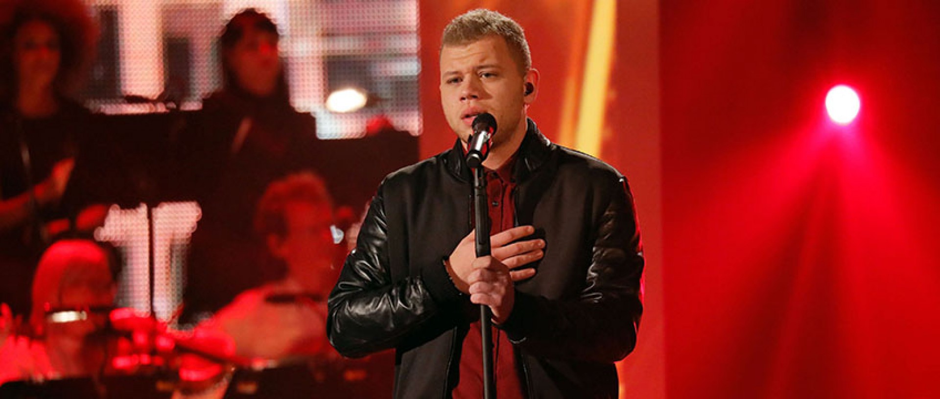 The Voice of Germany-Sieger Tay Schmedtmann singt beim Volleyball Supercup. (Foto: ProSieben/SAT.1 | Richard Hübner) 